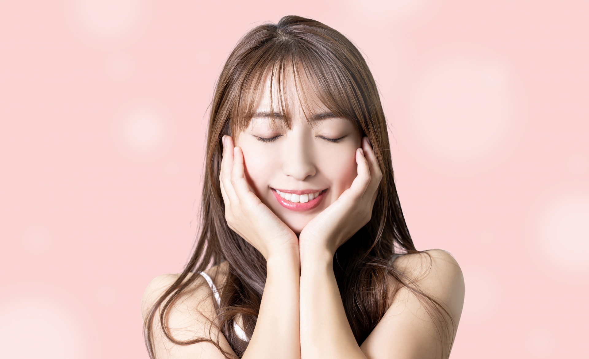 alt="英語を学ぶ女性"