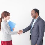 alt="英語で日本人と話す日本人"