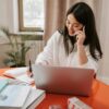 alt="調査をする営業マンの画像"