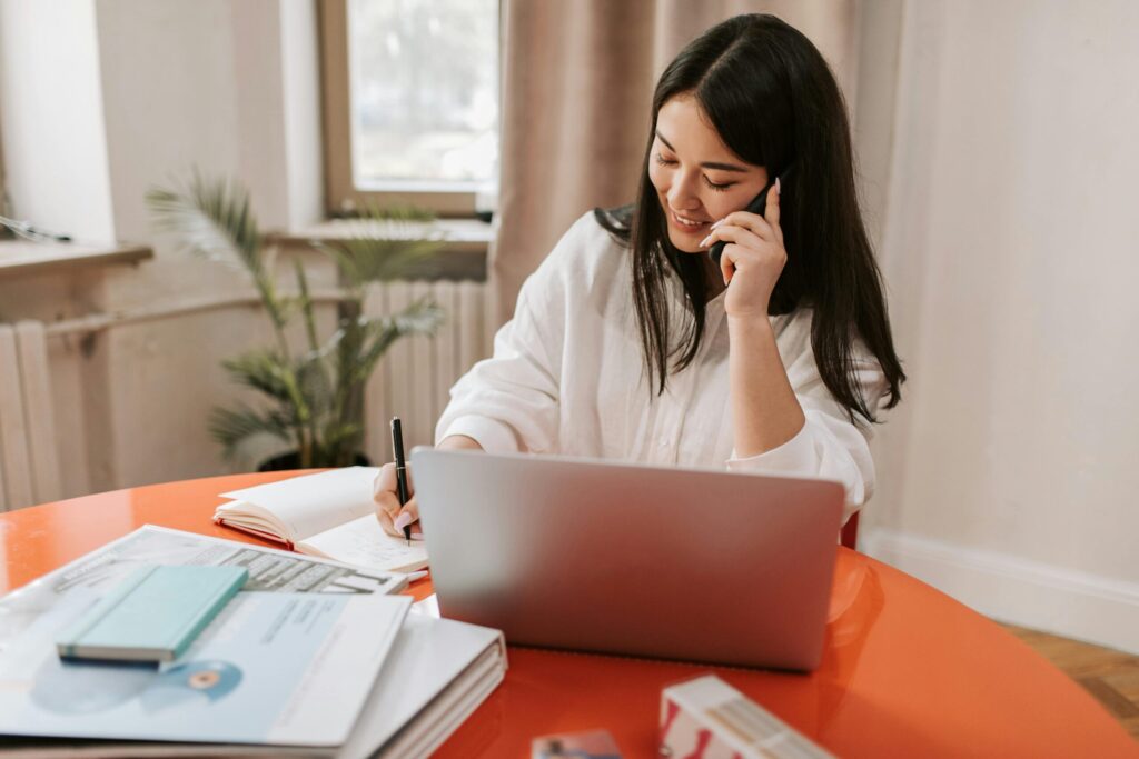 alt="英語を学ぶ女性の画像"