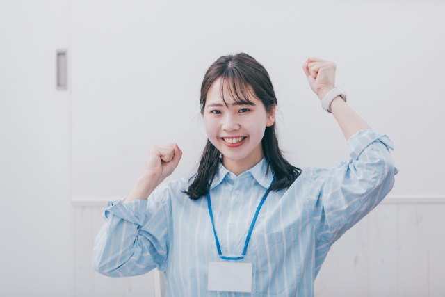 alt="準備をする新人営業マン”