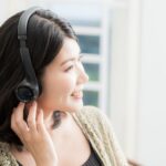 alt="AI英語を学ぶ女性"