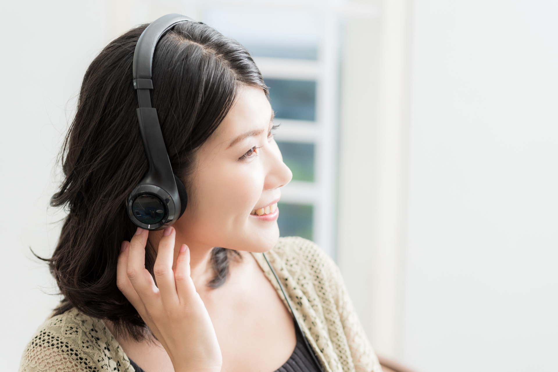 alt="AI英語を学ぶ女性"