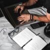 ブログのアフィリエイト記事をAIを使いながら見直している様子