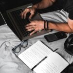 ブログのアフィリエイト記事をAIを使いながら見直している様子
