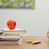 ノートパソコンでオンライン英会話AIツールを比較する様子