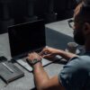 データ入力の副業作業をパソコンで行う様子
