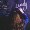 親子で英語学習アプリを一緒に使う様子