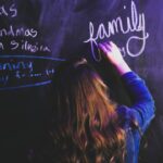 親子で英語学習アプリを一緒に使う様子
