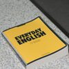 英語学習アプリを使って勉強する様子