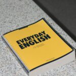 英語学習アプリを使って勉強する様子