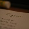 英語のリスニング教材を選びながら学習する様子