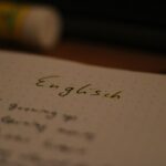 英語のリスニング教材を選びながら学習する様子