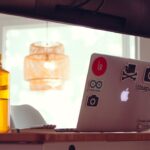 副業初心者がAIを使って作業を始める在宅ワークの様子