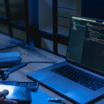 ノートパソコンでプログラミング学習に取り組む未経験者の様子