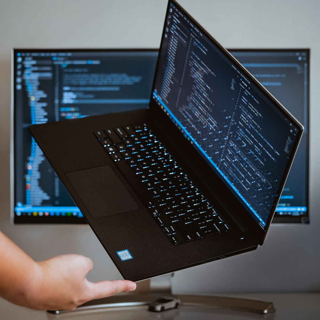 コードエディタの画面とAIチャットを並べて作業する様子