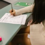 教室で問題を解く受講者の手元