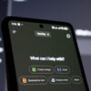 AIチャットアシスタントの画面を表示したスマートフォン