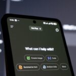 AIチャットアシスタントの画面を表示したスマートフォン
