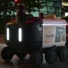 街中を走る自律走行の配送ロボット