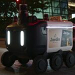街中を走る自律走行の配送ロボット