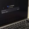 チャットAIの入力画面を開いたノートパソコン