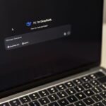 チャットAIの入力画面を開いたノートパソコン