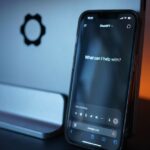 チャットアプリを開いたスマートフォン