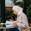 カフェのテーブルで教材を広げて学習する様子