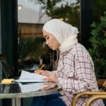 カフェのテーブルで教材を広げて学習する様子