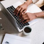 ノートパソコンで作業する手元を上から見た様子