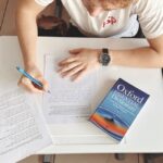 机で参考書を開いて学習する様子