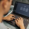 ノートパソコンでチャット画面に文字を入力する手元
