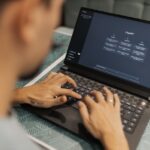 ノートパソコンでチャット画面に文字を入力する手元