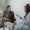 向かい合って英語で会話する2人