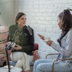 向かい合って英語で会話する2人