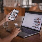 カフェでスマートフォンとノートパソコンを使う様子