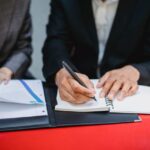 会議で書類に記録を取る手元