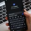 スマートフォンでチャットAIに入力する手元