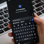 スマートフォンでチャットAIに入力する手元