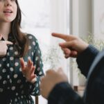 口元に注目して話している女性