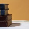 机に積み上げた辞書と参考書