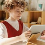 タブレットを手に学習する子ども