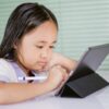 タブレットを見ながら学習する子ども