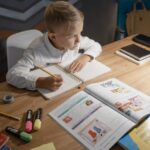机に向かって英語のワークに取り組む子ども