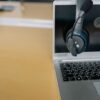 マイクを立ててノートパソコンに向かう机上