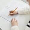 机で問題用紙に書き込む手元