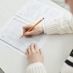 机で問題用紙に書き込む手元