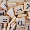 木製のアルファベットタイルを散らした様子