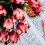 花を添えて広げた英語の参考書とノート